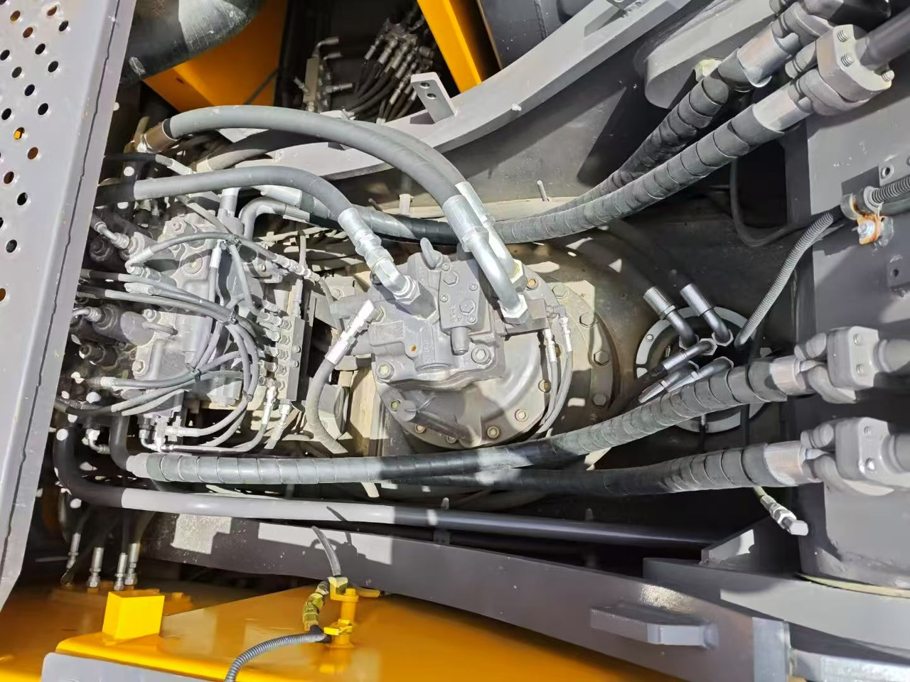 Volvo EC2500L - Máy xúc bánh xích: hình 2 Volvo EC2500L - Máy xúc bánh xích: hình 2