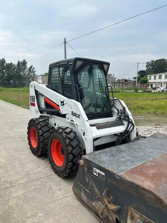 USED BOBCAT S160 Skid-steer Loader Bobcat S160 Carry Sweeper with Very Good Performance Is for Sale at a Low Price. - Máy xúc lật đa năng: hình 2 USED BOBCAT S160 Skid-steer Loader Bobcat S160 Carry Sweeper with Very Good Performance Is for Sale at a Low Price. - Máy xúc lật đa năng: hình 2