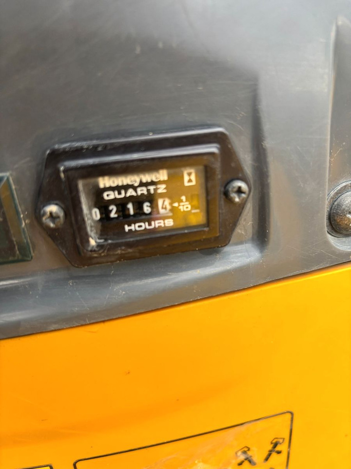 Komatsu PC09-1 - Máy xúc mini: hình 3 Komatsu PC09-1 - Máy xúc mini: hình 3