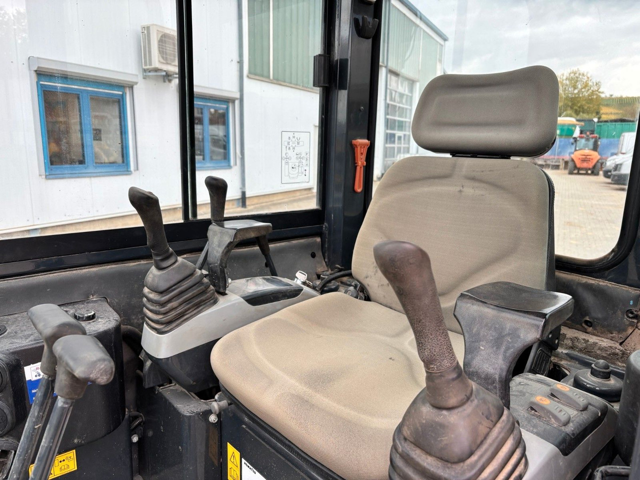 Komatsu PC26MR-3 - Máy xúc mini: hình 4 Komatsu PC26MR-3 - Máy xúc mini: hình 4