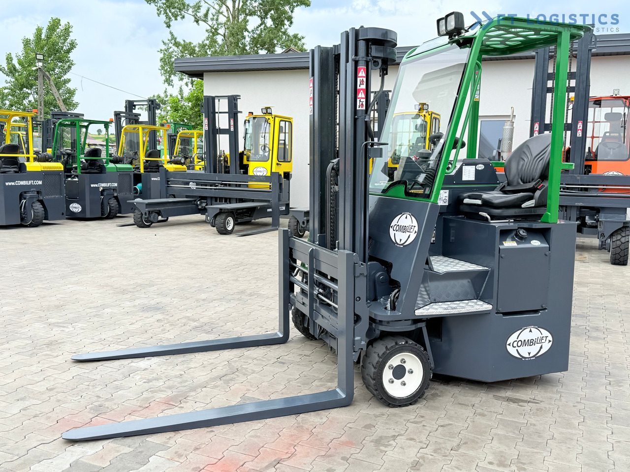 COMBILIFT CB3000 / DIESEL / TRIPLEX 4900MM / FREE LIFT / SIDESHIFT / FORK POSITIONER / 1500MM FORKS / LIKE NEW - Xe tải tiếp cận 4 hướng: hình 2 COMBILIFT CB3000 / DIESEL / TRIPLEX 4900MM / FREE LIFT / SIDESHIFT / FORK POSITIONER / 1500MM FORKS / LIKE NEW - Xe tải tiếp cận 4 hướng: hình 2