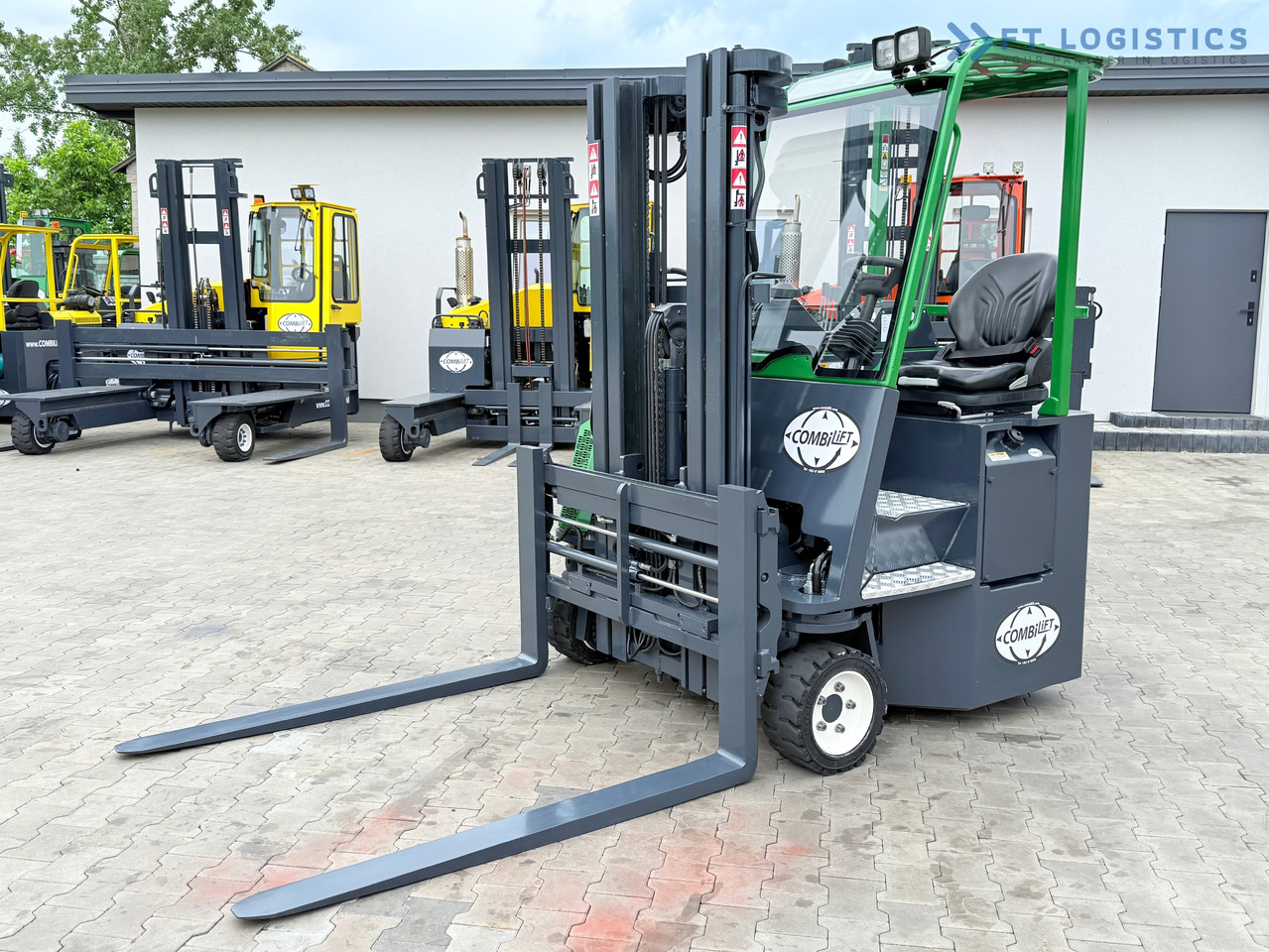 COMBILIFT CB3000 / DIESEL / TRIPLEX 4900MM / FREE LIFT / SIDESHIFT / FORK POSITIONER / 1500MM FORKS / LIKE NEW - Xe tải tiếp cận 4 hướng: hình 1 COMBILIFT CB3000 / DIESEL / TRIPLEX 4900MM / FREE LIFT / SIDESHIFT / FORK POSITIONER / 1500MM FORKS / LIKE NEW - Xe tải tiếp cận 4 hướng: hình 1