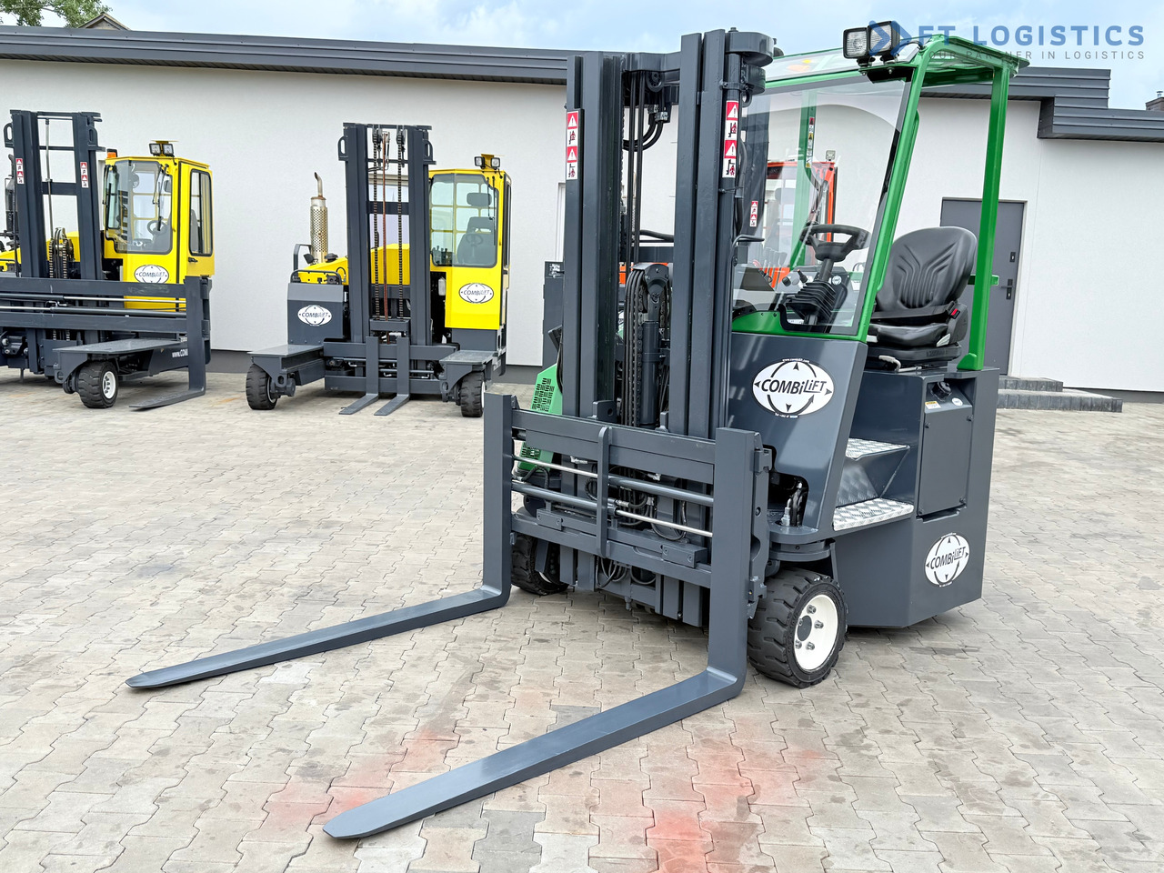 COMBILIFT CB3000 / DIESEL / TRIPLEX 4900MM / FREE LIFT / SIDESHIFT / FORK POSITIONER / 1500MM FORKS / LIKE NEW - Xe tải tiếp cận 4 hướng: hình 3 COMBILIFT CB3000 / DIESEL / TRIPLEX 4900MM / FREE LIFT / SIDESHIFT / FORK POSITIONER / 1500MM FORKS / LIKE NEW - Xe tải tiếp cận 4 hướng: hình 3