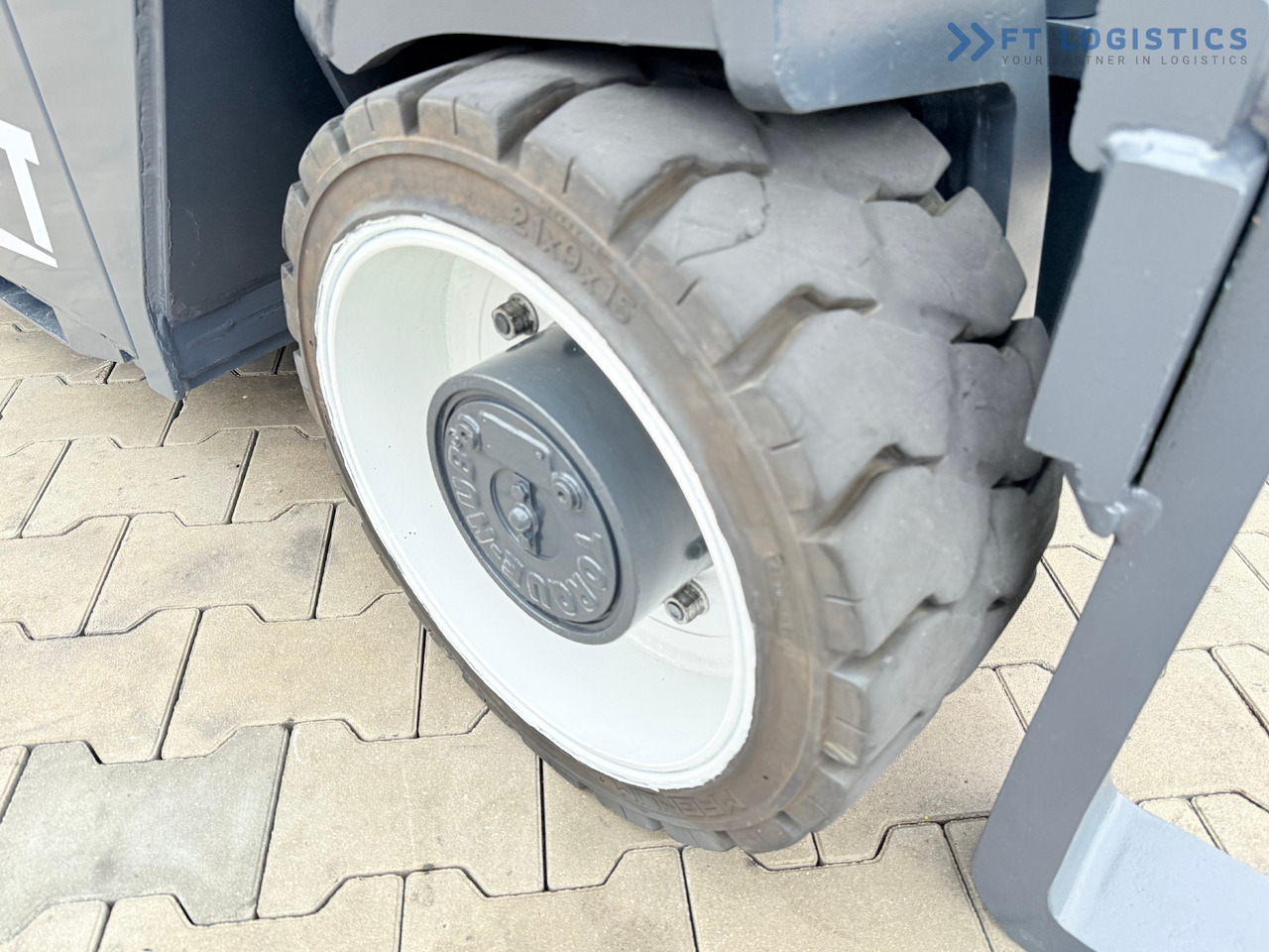 COMBILIFT Combilift CBE4000 / TRIPLEX 5200MM / ELECTRIC / FREE LIFT / FORK POSITIONER / SIDESHIFT / LIKE NEW - Xe tải tiếp cận 4 hướng: hình 5 COMBILIFT Combilift CBE4000 / TRIPLEX 5200MM / ELECTRIC / FREE LIFT / FORK POSITIONER / SIDESHIFT / LIKE NEW - Xe tải tiếp cận 4 hướng: hình 5