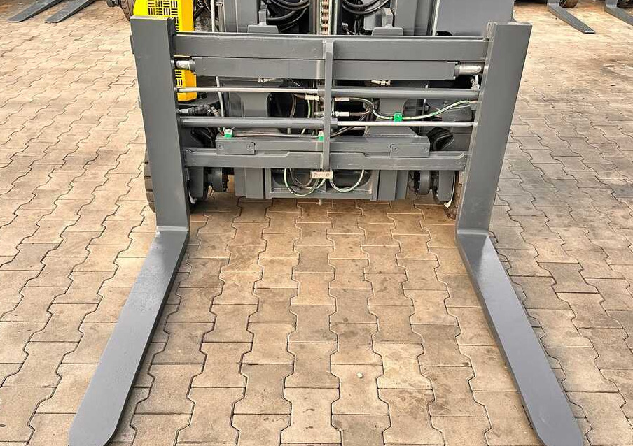 Combilift C2500CB / DUPLEX / 4100MM / DIESEL / FREE LIFT / FORK POSITIONER / SIDE SHIFT / LIKE NEW - Xe tải tiếp cận 4 hướng: hình 5 Combilift C2500CB / DUPLEX / 4100MM / DIESEL / FREE LIFT / FORK POSITIONER / SIDE SHIFT / LIKE NEW - Xe tải tiếp cận 4 hướng: hình 5