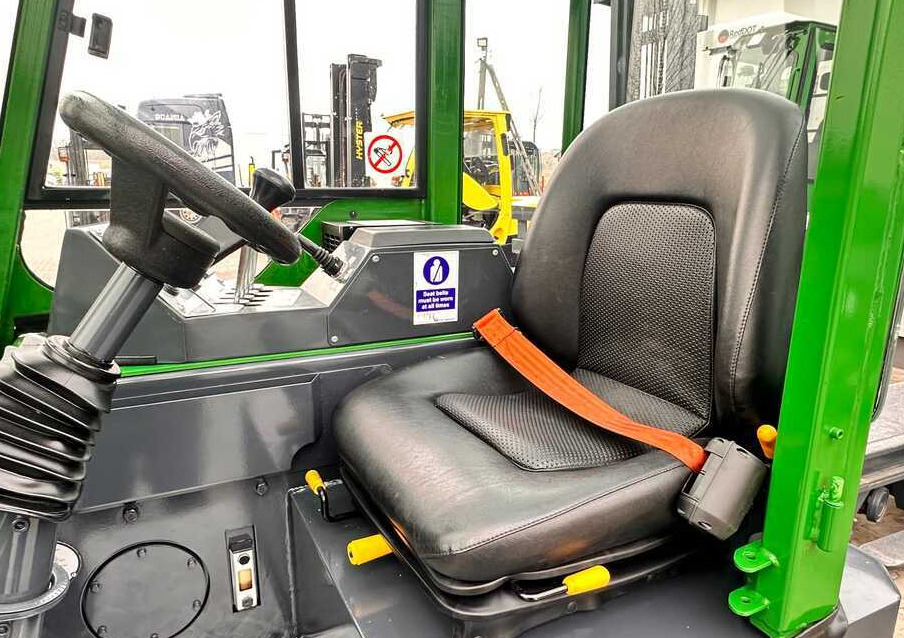 Combilift C2500CB / TRIPLEX / DIESEL / 4900MM / FREE LIFT / POSITIONER 1720MM / LIKE NEW - Xe tải tiếp cận 4 hướng: hình 5 Combilift C2500CB / TRIPLEX / DIESEL / 4900MM / FREE LIFT / POSITIONER 1720MM / LIKE NEW - Xe tải tiếp cận 4 hướng: hình 5