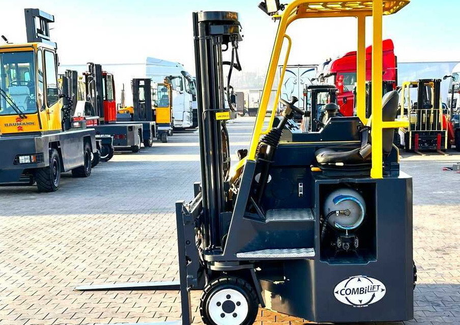 Combilift C3000CB / LPG / TRIPLEX - 4900MM / LPG / FREE LIFT / POSITIONER / FORK SIDE SHIFT / ONLY 7454 MTH / LIKE NEW - Xe tải tiếp cận 4 hướng: hình 3 Combilift C3000CB / LPG / TRIPLEX - 4900MM / LPG / FREE LIFT / POSITIONER / FORK SIDE SHIFT / ONLY 7454 MTH / LIKE NEW - Xe tải tiếp cận 4 hướng: hình 3