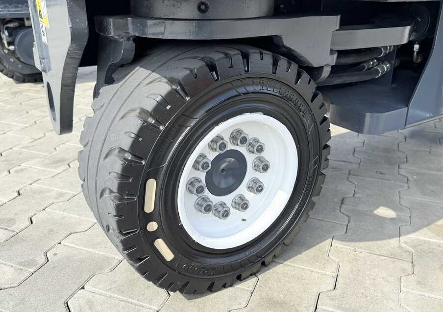Combilift C4500 / DIESEL / TRIPLEX - 6420MM / FREE-LIFT / WIDE FORK POSITIONER - Xe tải tiếp cận 4 hướng: hình 4 Combilift C4500 / DIESEL / TRIPLEX - 6420MM / FREE-LIFT / WIDE FORK POSITIONER - Xe tải tiếp cận 4 hướng: hình 4
