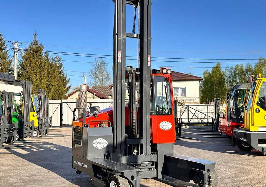 Combilift COMBILIFT C4000 – TRIPLEX 9300 mm – Year 2017 – GAS – FREE LIFT – FORK SIDE SHIFT – CONDITION 5/5 - Xe tải tiếp cận 4 hướng: hình 5 Combilift COMBILIFT C4000 – TRIPLEX 9300 mm – Year 2017 – GAS – FREE LIFT – FORK SIDE SHIFT – CONDITION 5/5 - Xe tải tiếp cận 4 hướng: hình 5
