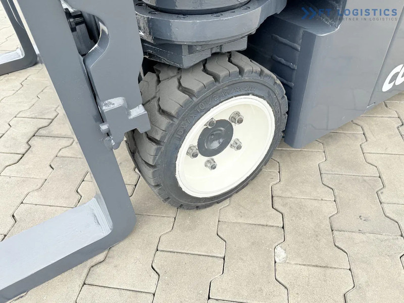 Combilift Combilift CBE2500 / TRIPLEX / 5500MM / FREE LIFT / ELECTRIC DRIVE / ONLY 2300 MTH / FORK POSITIONER / SIDE SHIFT / NEW TYRES / L - Xe tải tiếp cận 4 hướng: hình 4 Combilift Combilift CBE2500 / TRIPLEX / 5500MM / FREE LIFT / ELECTRIC DRIVE / ONLY 2300 MTH / FORK POSITIONER / SIDE SHIFT / NEW TYRES / L - Xe tải tiếp cận 4 hướng: hình 4