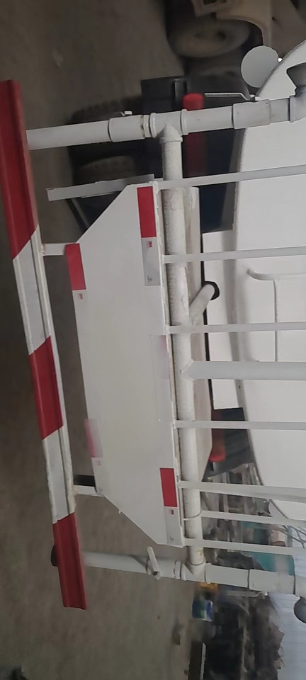 SINOTRUK 20 cubic meters tank - Xe bồn: hình 4 SINOTRUK 20 cubic meters tank - Xe bồn: hình 4