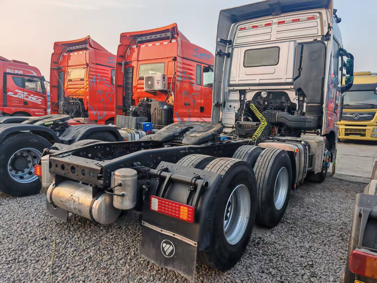 AUMAN 560HP - Xe đầu kéo: hình 4 AUMAN 560HP - Xe đầu kéo: hình 4