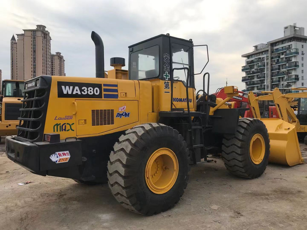 BACKHOE LOADER Certified Pre-Owned Komatsu WA380-3 | Heavy-Duty Loader for Mining/ Construction - Price Negotiable! - Máy móc xây dựng: hình 2 BACKHOE LOADER Certified Pre-Owned Komatsu WA380-3 | Heavy-Duty Loader for Mining/ Construction - Price Negotiable! - Máy móc xây dựng: hình 2