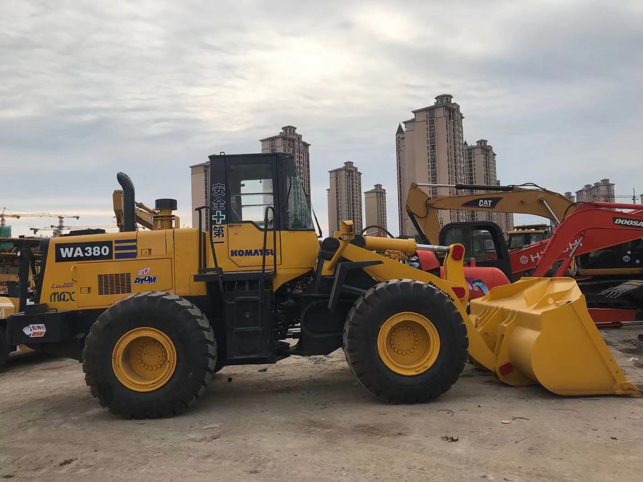 BACKHOE LOADER Certified Pre-Owned Komatsu WA380-3 | Heavy-Duty Loader for Mining/ Construction - Price Negotiable! - Máy móc xây dựng: hình 3 BACKHOE LOADER Certified Pre-Owned Komatsu WA380-3 | Heavy-Duty Loader for Mining/ Construction - Price Negotiable! - Máy móc xây dựng: hình 3