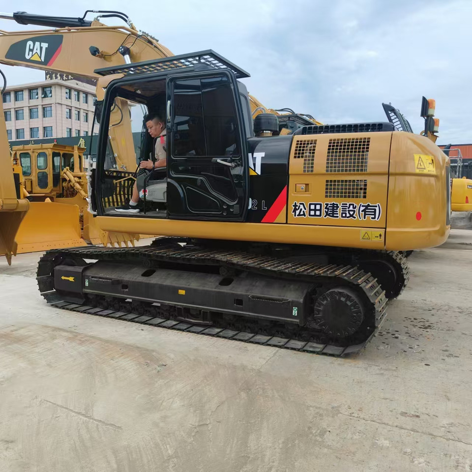 Used high quality excavator CAT 323D2L Made in Japan - Máy móc xây dựng: hình 1 Used high quality excavator CAT 323D2L Made in Japan - Máy móc xây dựng: hình 1