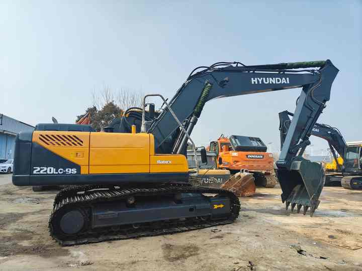 Second-hand Korean Hyundai 200LC-9S Excavator of Excellent Quality Is on Hot Sale at a Low Price - Máy xúc: hình 4 Second-hand Korean Hyundai 200LC-9S Excavator of Excellent Quality Is on Hot Sale at a Low Price - Máy xúc: hình 4