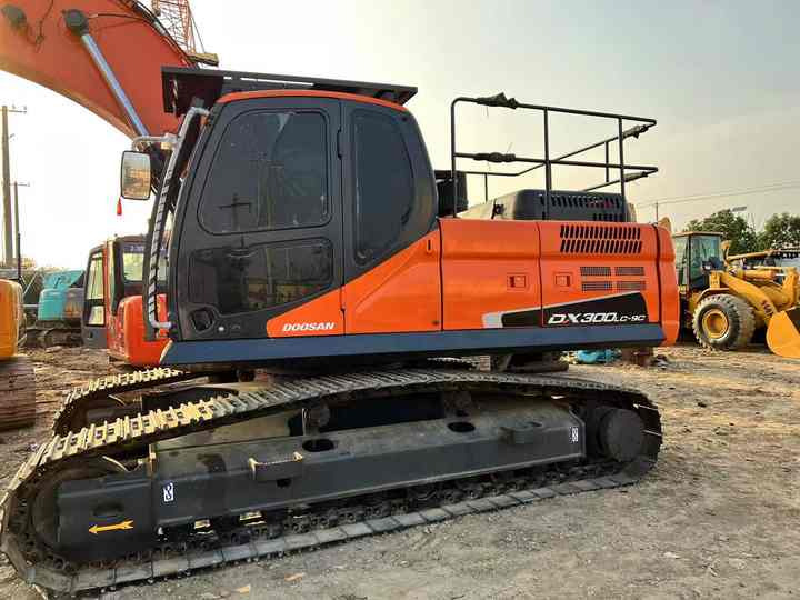 Used Digger DOOSAN DX300 Construction Machinery Construction Digger Used DOOSAN DX300 Cheap Excavator - Máy xúc bánh xích: hình 2 Used Digger DOOSAN DX300 Construction Machinery Construction Digger Used DOOSAN DX300 Cheap Excavator - Máy xúc bánh xích: hình 2