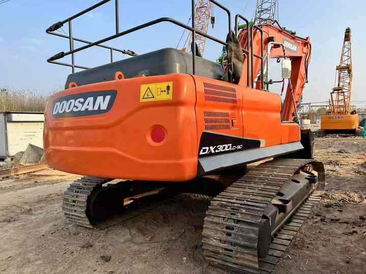 Used Digger DOOSAN DX300 Construction Machinery Construction Digger Used DOOSAN DX300 Cheap Excavator - Máy xúc bánh xích: hình 3 Used Digger DOOSAN DX300 Construction Machinery Construction Digger Used DOOSAN DX300 Cheap Excavator - Máy xúc bánh xích: hình 3