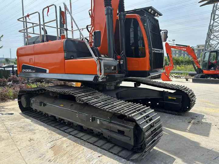 Used Digger DOOSAN DX300 Construction Machinery Construction Digger Used DOOSAN DX300 Cheap Excavator - Máy xúc bánh xích: hình 3 Used Digger DOOSAN DX300 Construction Machinery Construction Digger Used DOOSAN DX300 Cheap Excavator - Máy xúc bánh xích: hình 3
