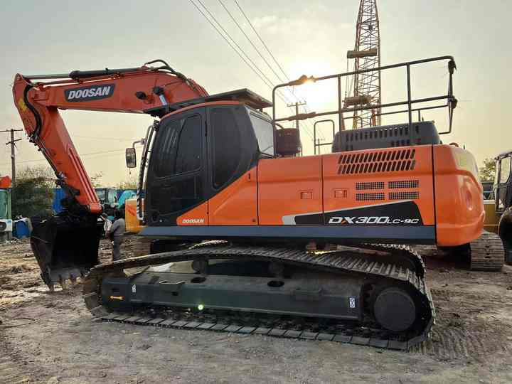 Used Excavator Doosan DX300 Excavators Mini Equipment Earth Moving Machinery Doosan Digger Excavator for Sale - Máy xúc bánh xích: hình 5 Used Excavator Doosan DX300 Excavators Mini Equipment Earth Moving Machinery Doosan Digger Excavator for Sale - Máy xúc bánh xích: hình 5