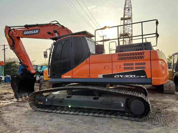 Used Excavator Doosan DX300 Excavators Mini Equipment Moving Machinery Doosan Digger Excavator for Sale - Máy xúc bánh xích: hình 1 Used Excavator Doosan DX300 Excavators Mini Equipment Moving Machinery Doosan Digger Excavator for Sale - Máy xúc bánh xích: hình 1