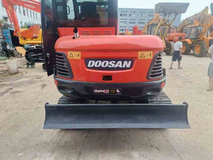 Used Mini Excavator DX55-9C Doosan Excavator 5 Tonnes High Performance Low Price for Sale Dh55 Dh60 Dx55 Dx60 in Stock - Máy xúc mini: hình 4 Used Mini Excavator DX55-9C Doosan Excavator 5 Tonnes High Performance Low Price for Sale Dh55 Dh60 Dx55 Dx60 in Stock - Máy xúc mini: hình 4