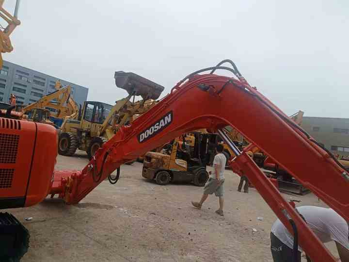 Used Mini Excavator DX55-9C Doosan Excavator 5 Tonnes High Performance Low Price for Sale Dh55 Dh60 Dx55 Dx60 in Stock - Máy xúc mini: hình 3 Used Mini Excavator DX55-9C Doosan Excavator 5 Tonnes High Performance Low Price for Sale Dh55 Dh60 Dx55 Dx60 in Stock - Máy xúc mini: hình 3
