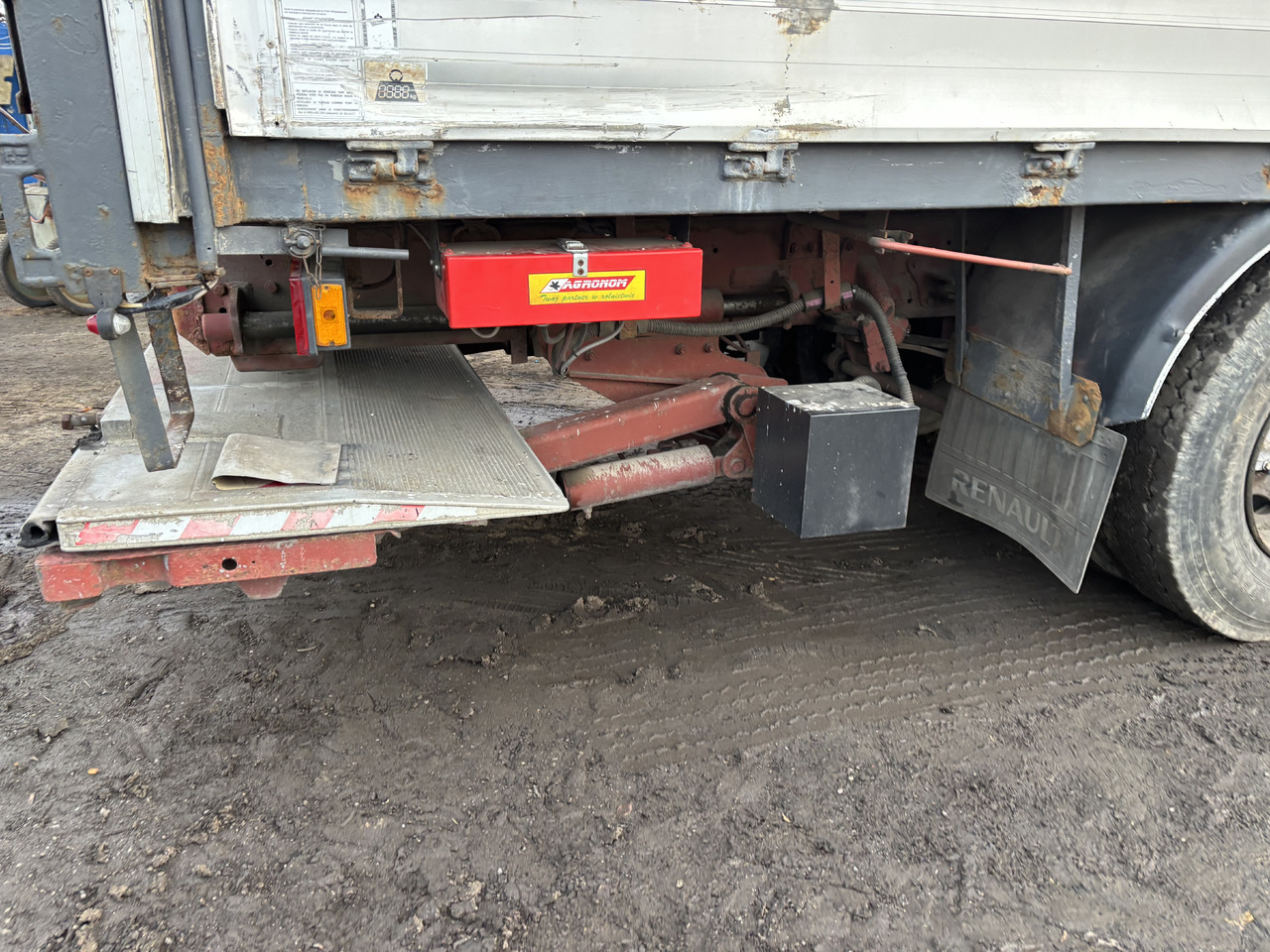 RENAULT Premium 260 - Xe tải thùng mui bạt: hình 3 RENAULT Premium 260 - Xe tải thùng mui bạt: hình 3