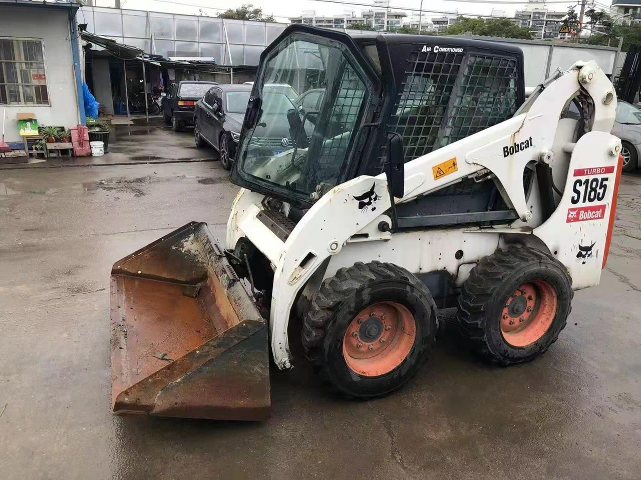 BOBCAT S185 - Máy xúc lật đa năng: hình 1 BOBCAT S185 - Máy xúc lật đa năng: hình 1