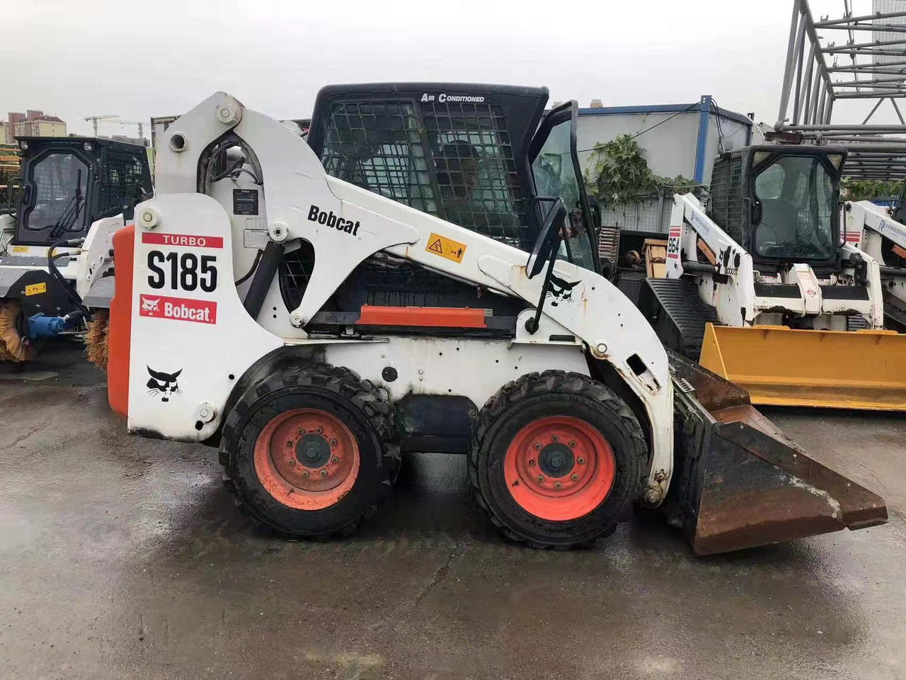BOBCAT S185 - Máy xúc lật đa năng: hình 3 BOBCAT S185 - Máy xúc lật đa năng: hình 3