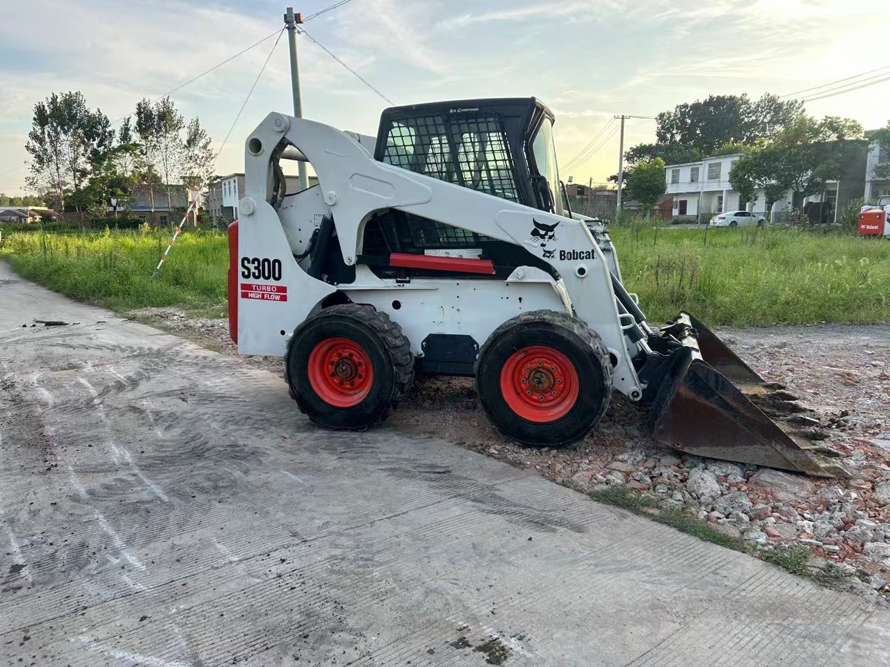BOBCAT S300 - Máy xúc lật đa năng: hình 2 BOBCAT S300 - Máy xúc lật đa năng: hình 2