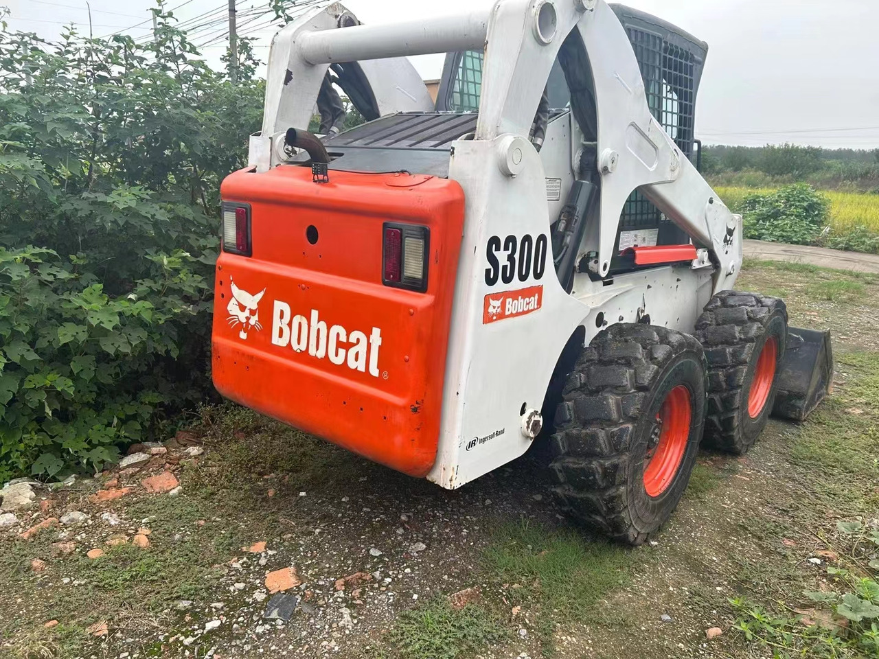 BOBCAT S300 - Máy xúc lật đa năng: hình 4 BOBCAT S300 - Máy xúc lật đa năng: hình 4