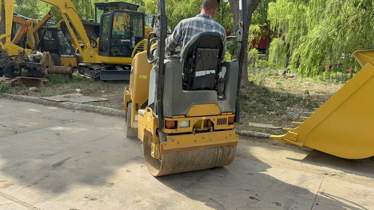 CATERPILLAR CB14B - Máy lăn đường: hình 3 CATERPILLAR CB14B - Máy lăn đường: hình 3