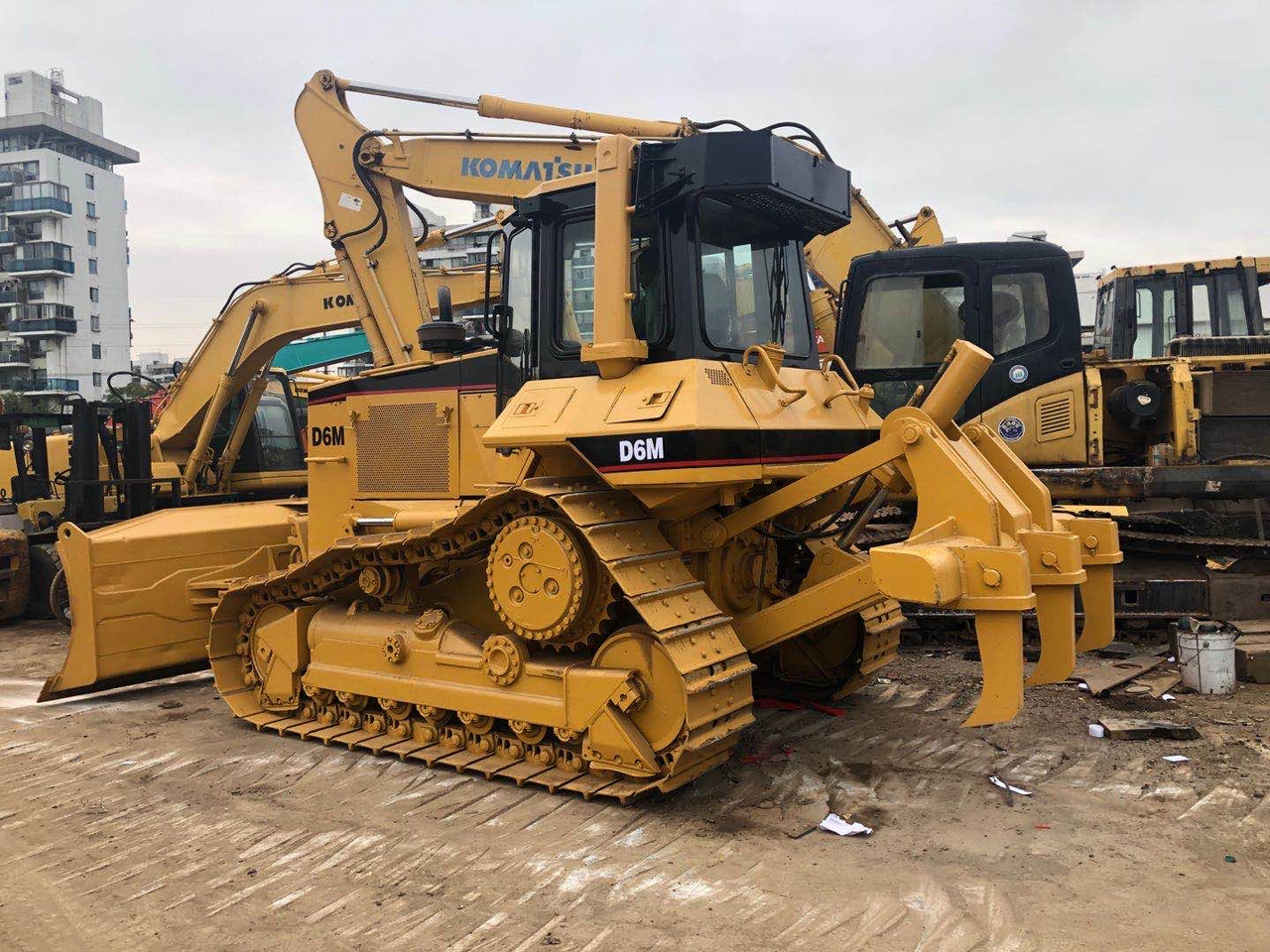 CATERPILLAR D6M - Máy ủi: hình 2 CATERPILLAR D6M - Máy ủi: hình 2