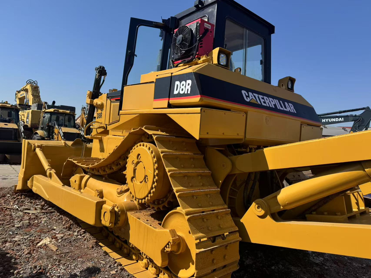 CATERPILLAR D8R - Máy ủi: hình 2 CATERPILLAR D8R - Máy ủi: hình 2