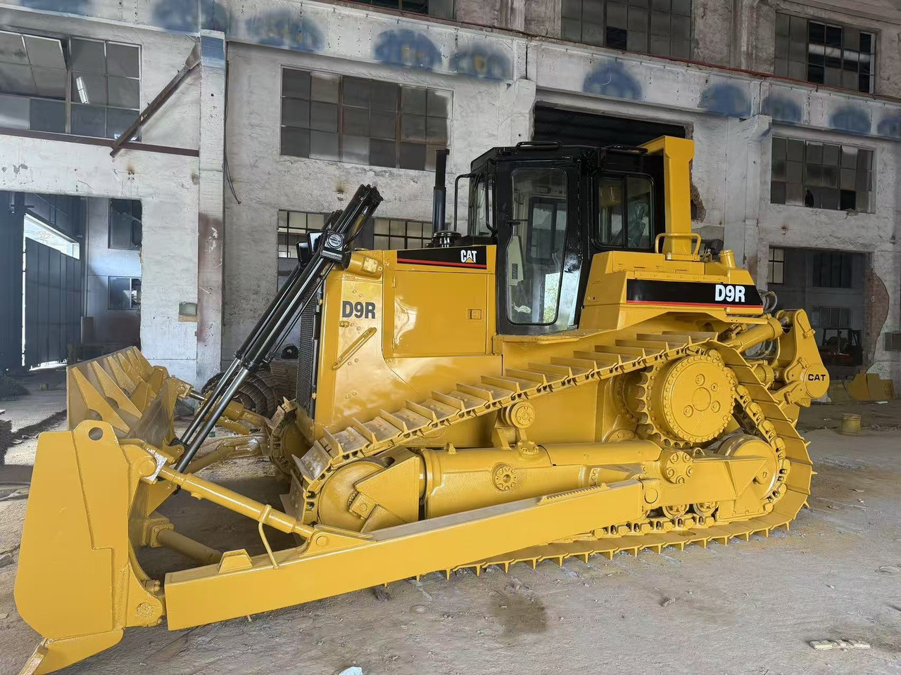 CATERPILLAR D9R - Máy ủi: hình 3 CATERPILLAR D9R - Máy ủi: hình 3