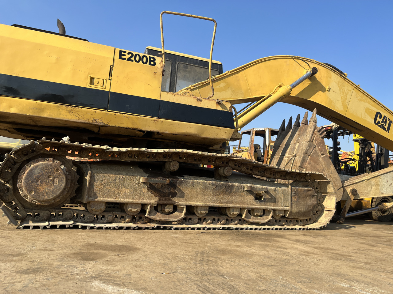 CATERPILLAR E200 - Máy xúc bánh xích: hình 3 CATERPILLAR E200 - Máy xúc bánh xích: hình 3