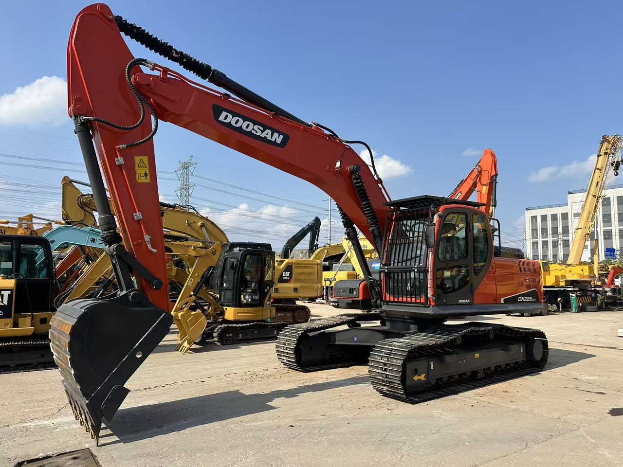 DOOSAN DX225LCA - Máy xúc bánh xích: hình 1 DOOSAN DX225LCA - Máy xúc bánh xích: hình 1