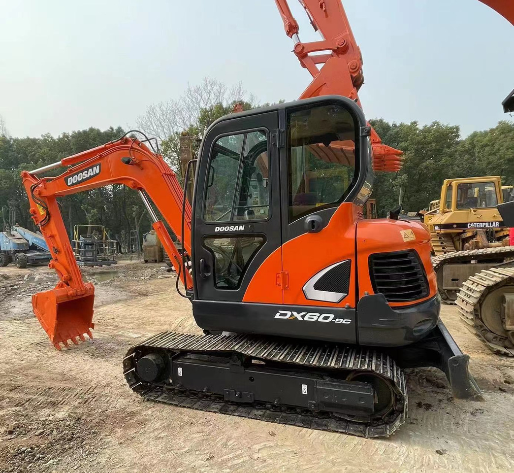 DOOSAN DX60-9C - Máy xúc bánh xích: hình 2 DOOSAN DX60-9C - Máy xúc bánh xích: hình 2