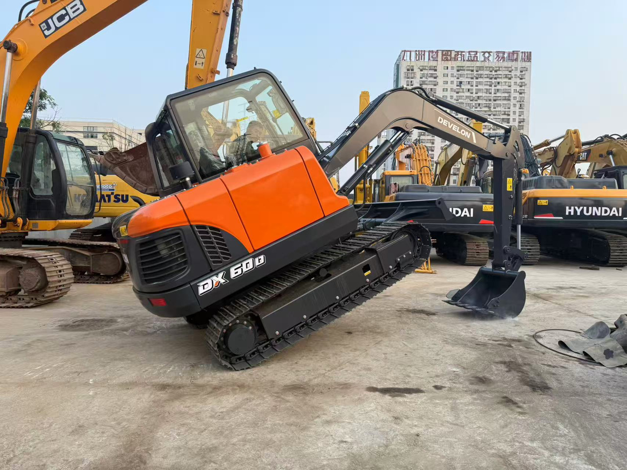 DOOSAN DX60D-10 - Máy xúc mini: hình 1 DOOSAN DX60D-10 - Máy xúc mini: hình 1