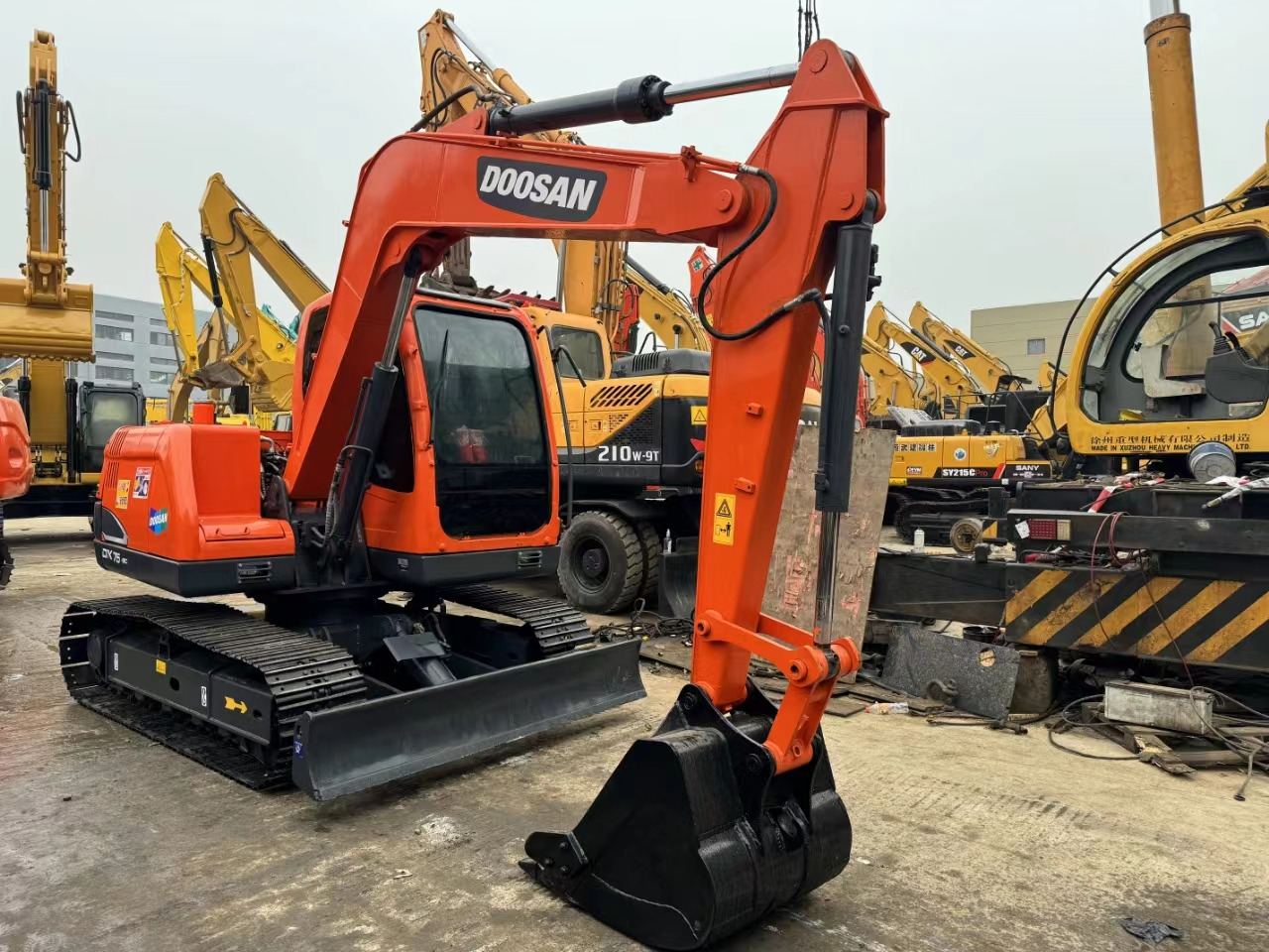 DOOSAN DX75-9C - Máy xúc bánh xích: hình 1 DOOSAN DX75-9C - Máy xúc bánh xích: hình 1