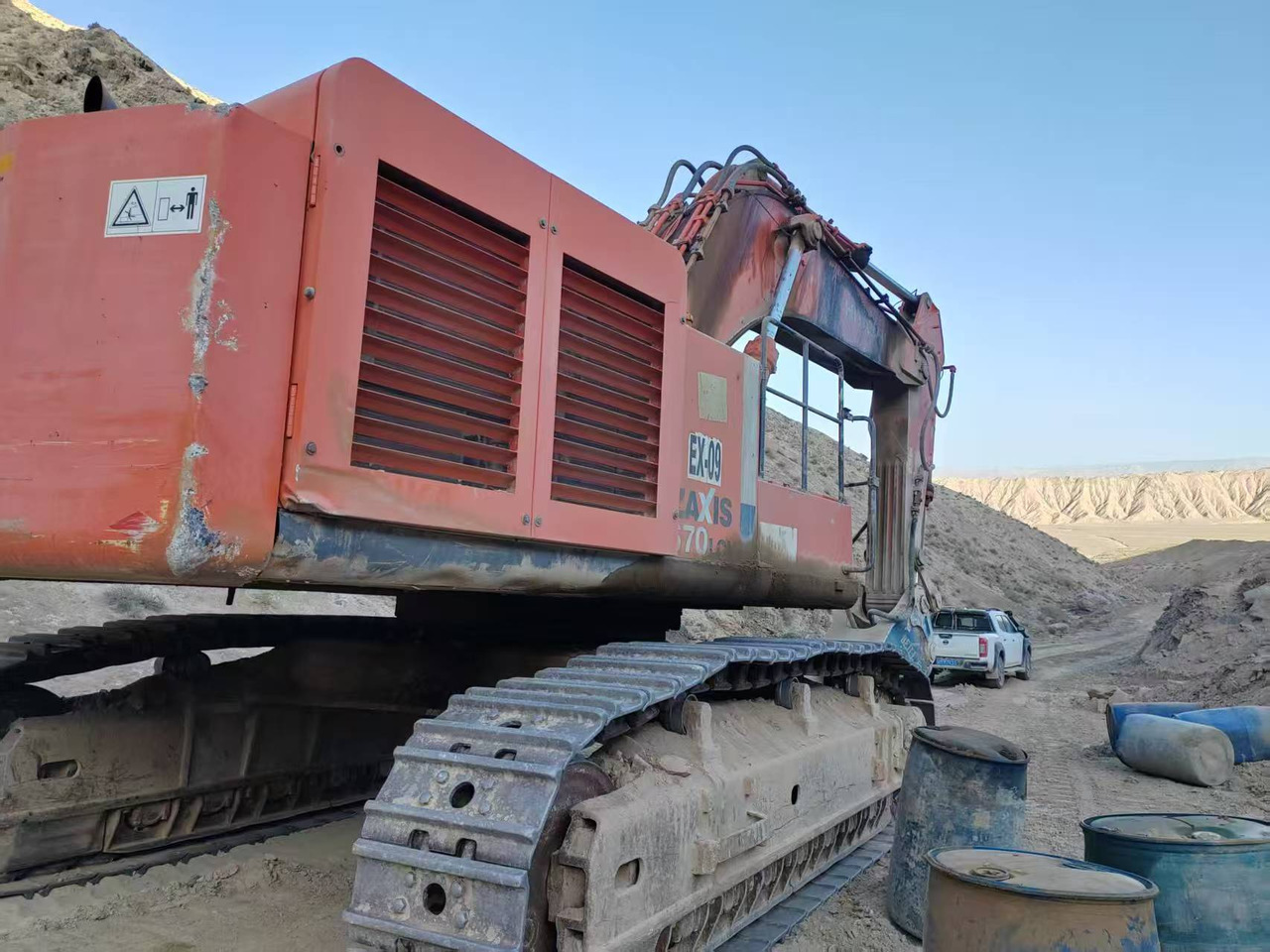 HITACHI ZX670 - Máy xúc bánh xích: hình 3 HITACHI ZX670 - Máy xúc bánh xích: hình 3