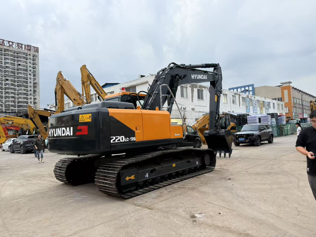 HYUNDAI R220LC-9S - Máy xúc bánh xích: hình 1 HYUNDAI R220LC-9S - Máy xúc bánh xích: hình 1