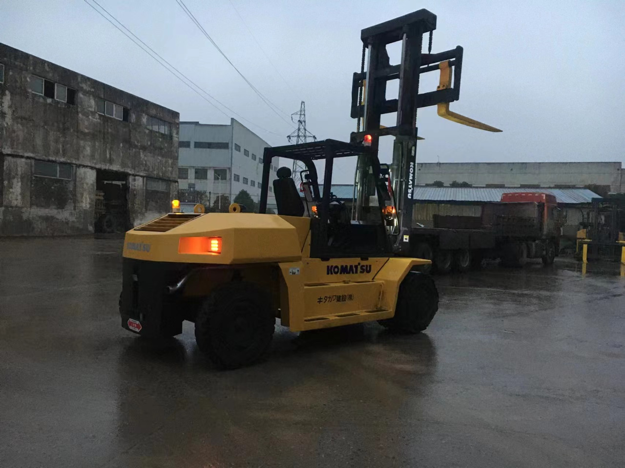 KOMATSU 15-ton - Xe nâng diesel: hình 4 KOMATSU 15-ton - Xe nâng diesel: hình 4