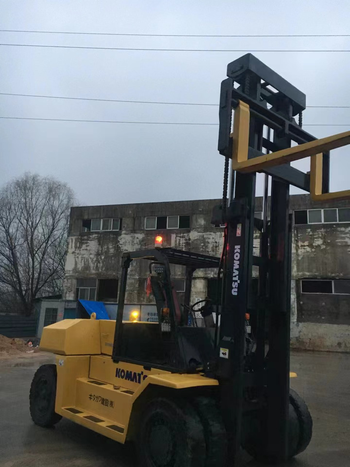KOMATSU 15-ton - Xe nâng diesel: hình 3 KOMATSU 15-ton - Xe nâng diesel: hình 3