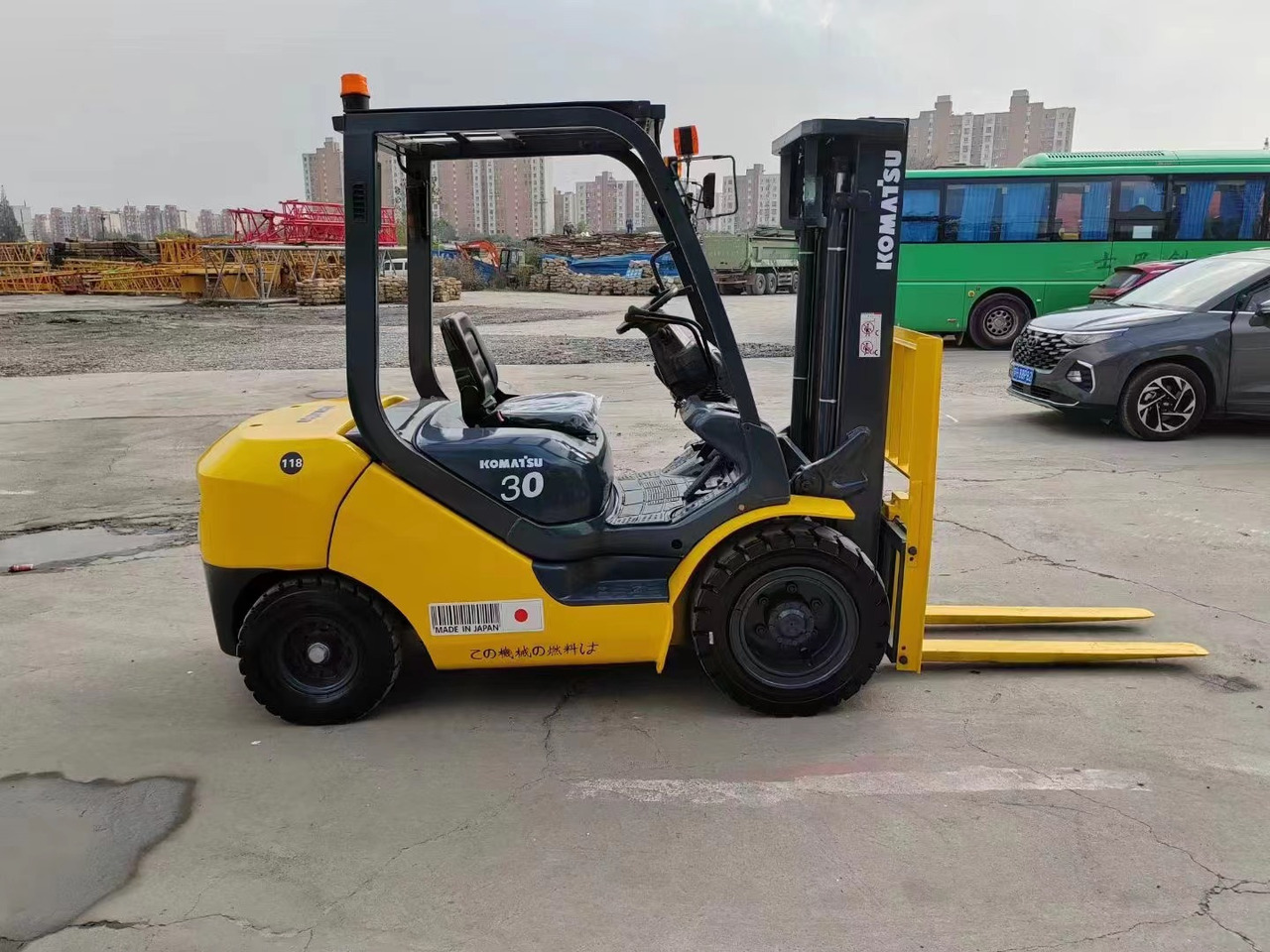 KOMATSU 3-ton - Xe nâng diesel: hình 1 KOMATSU 3-ton - Xe nâng diesel: hình 1