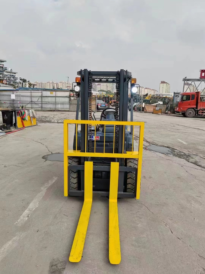 KOMATSU 3-ton - Xe nâng diesel: hình 3 KOMATSU 3-ton - Xe nâng diesel: hình 3