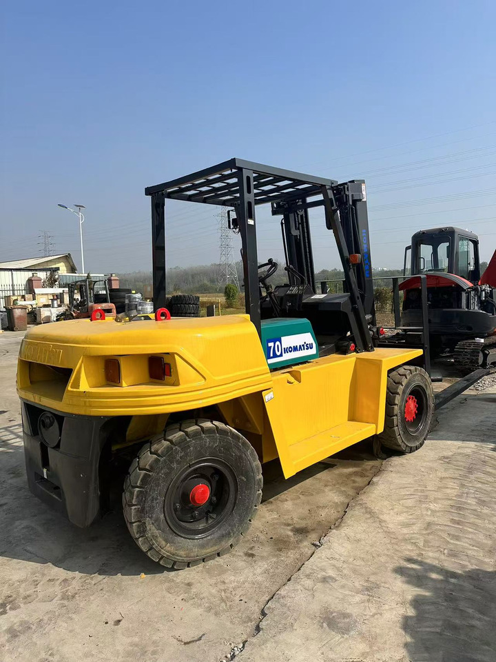 KOMATSU 7-ton - Xe nâng diesel: hình 4 KOMATSU 7-ton - Xe nâng diesel: hình 4