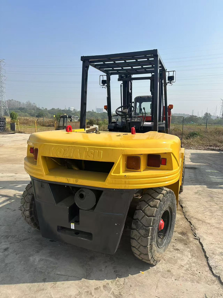 KOMATSU 7-ton - Xe nâng diesel: hình 3 KOMATSU 7-ton - Xe nâng diesel: hình 3