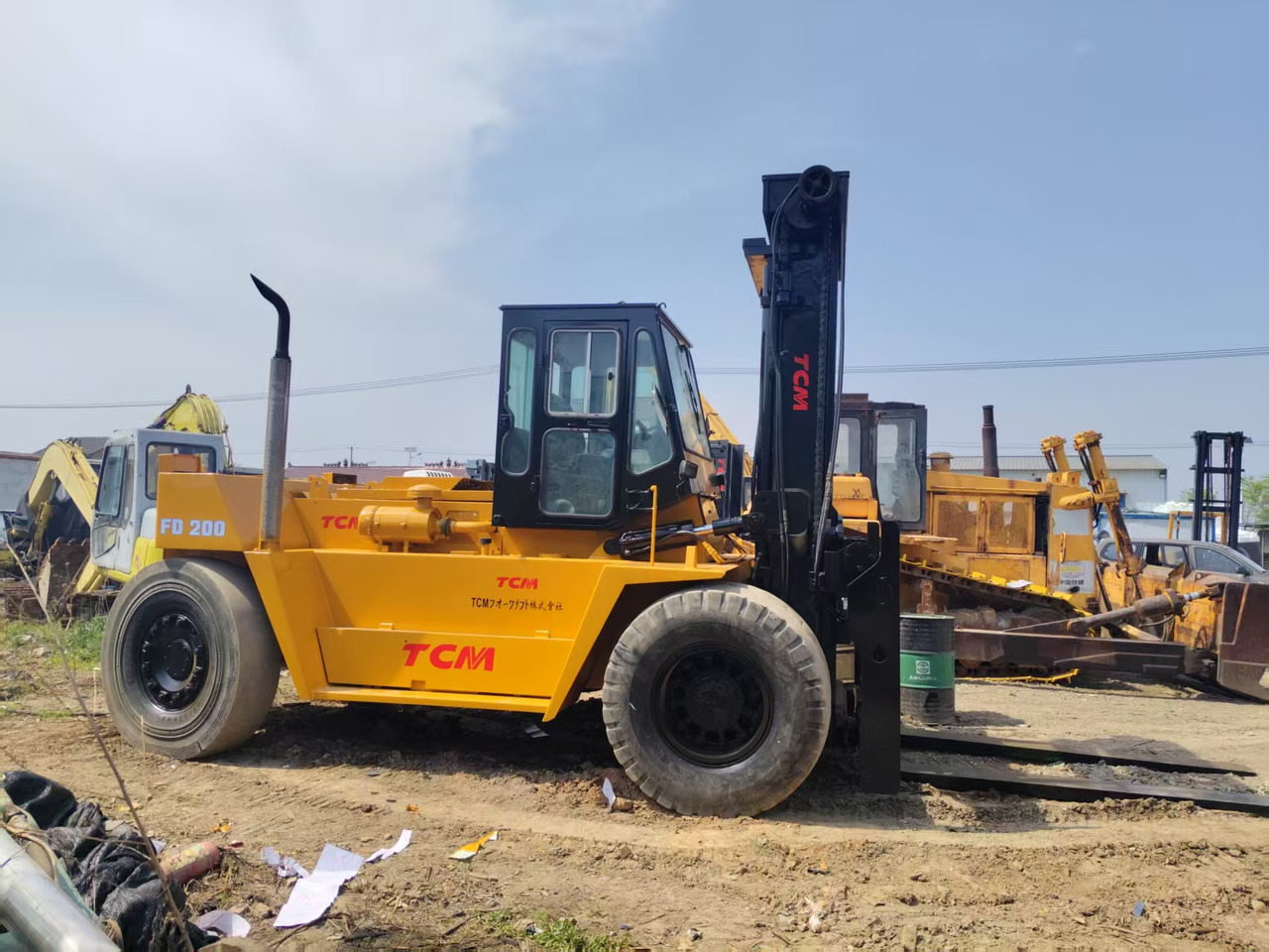KOMATSU FD200 - Xe nâng diesel: hình 2 KOMATSU FD200 - Xe nâng diesel: hình 2